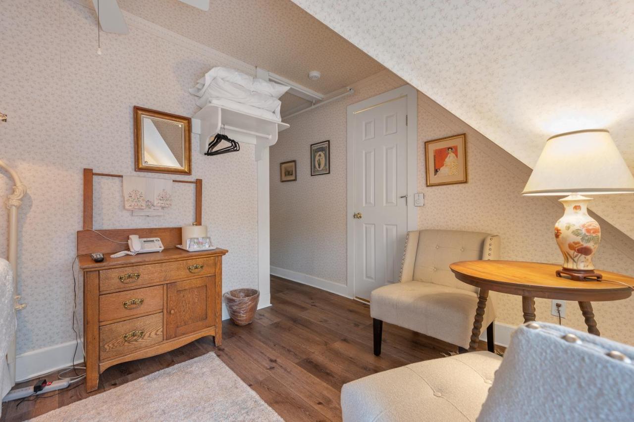 Brook Farm Inn เลนอกซ์ ภายนอก รูปภาพ